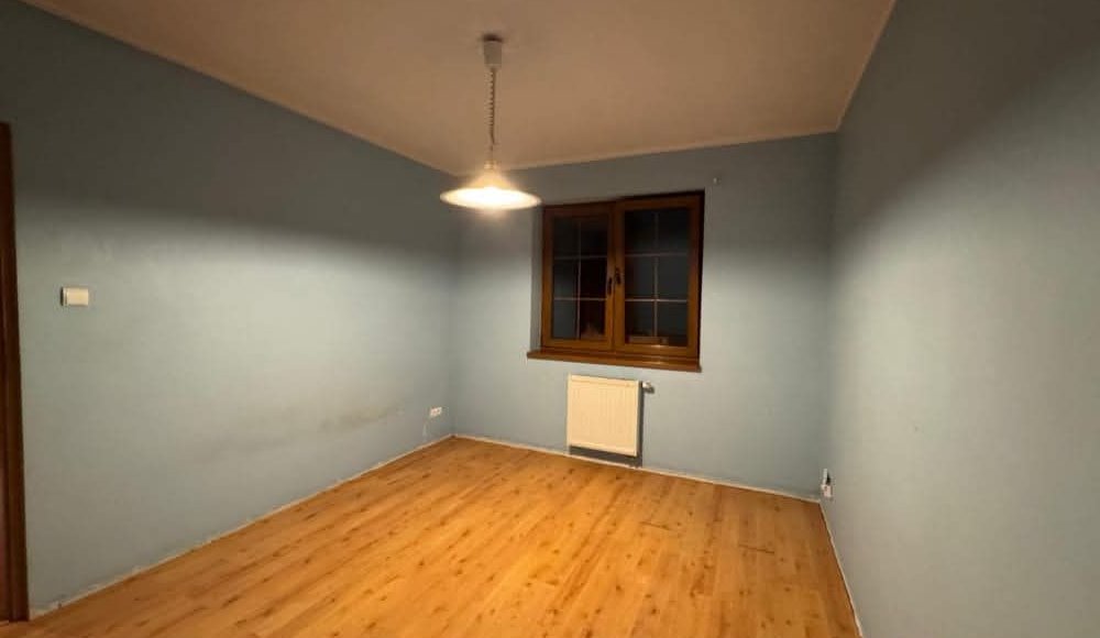 Pusty, czysty pokój po opróżnieniu